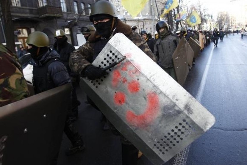 Anti-government protesters march on the street in Kiev February 6, 2014.