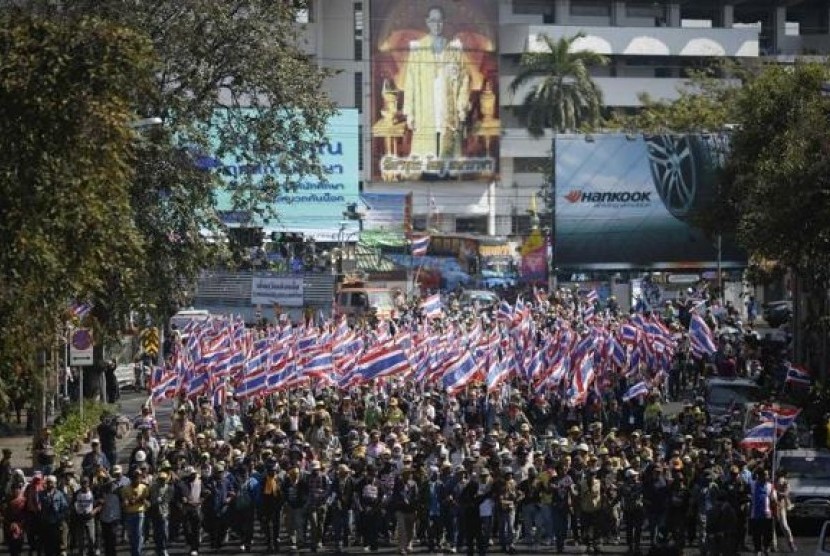 Anti-government protesters march to ministries and other state bodies in central Bangkok January 15, 2014.