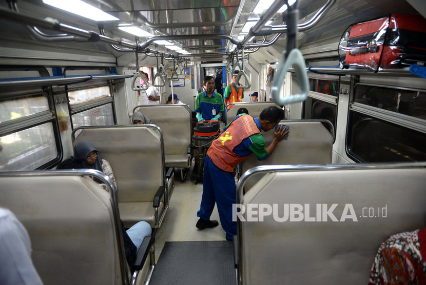 1.000 Penumpang Kereta Lakukan Tes Antigen di Stasiun Tugu. Petugas membersihkan fasilitas gerbong di Stasiun Tugu, Yogyakarta, Jumat (6/3). 