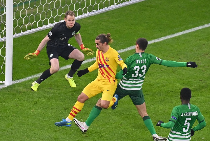 Antoine Griezmann berhasil memasukkan bola ke gawang Ferencvaros yang dijaga Denes Dibuzs di lanjutan pertandingan Liga Champions
