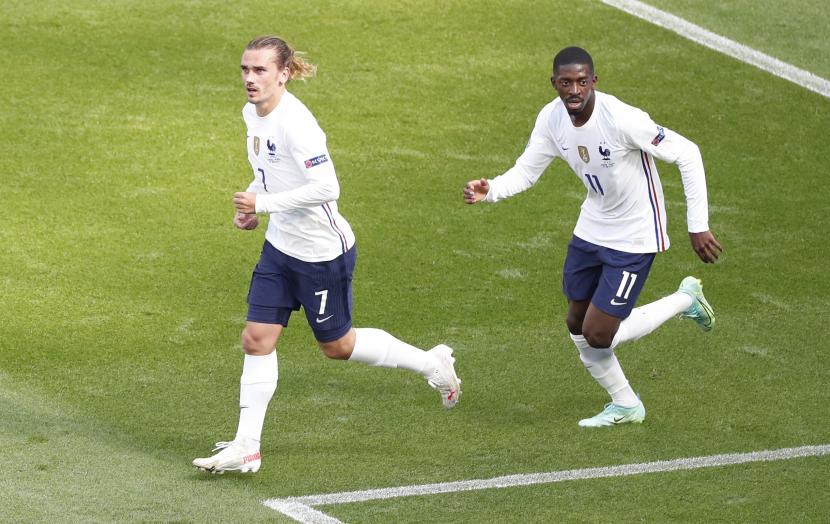 Antoine Griezmann (kiri) dari Prancis merayakan dengan rekan setimnya Ousmane Dembele setelah mencetak gol 0-1 selama pertandingan sepak bola babak penyisihan grup F UEFA EURO 2020 antara Hongaria dan Prancis di Budapest, Hongaria, 19 Juni 2021.