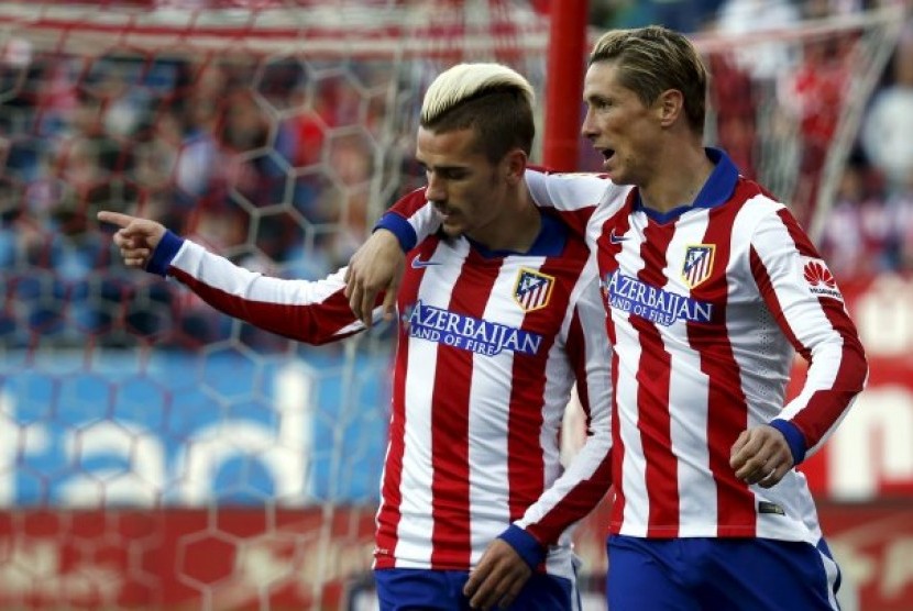 Antoine Griezmann (kiri) merayakan golnya bersama Fernando Torres