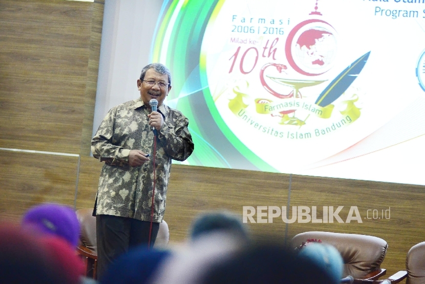 Anton Apriyantono menyampaikan materi pada seminar nasional Kefarmasian Islam yang bertajuk 'Teknologi Rekayasa Alam Sebagai Sumber Obat Halal' di Aula Kampus Universitas Islam Bandung (Unisba), Kota Bandung, Sabtu (19/8).