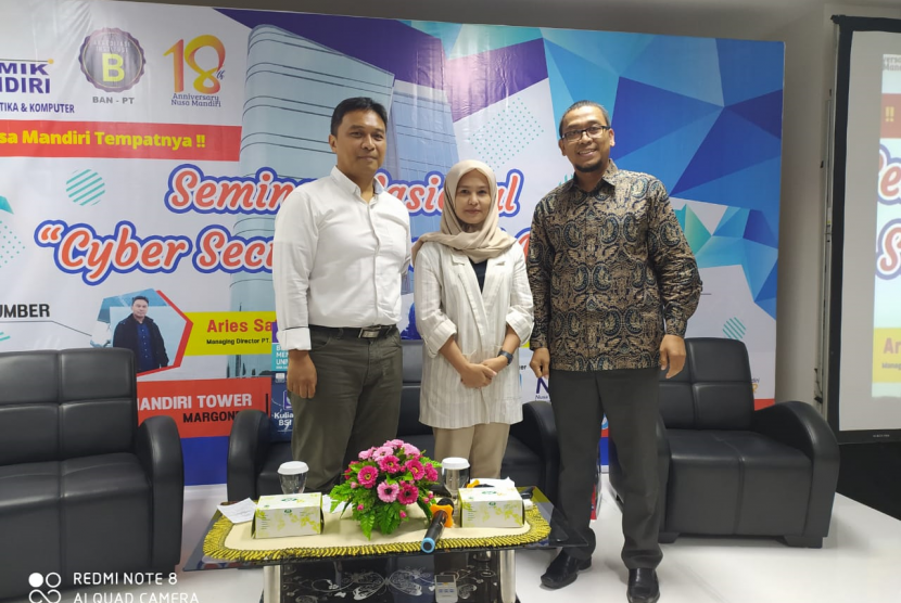 Anton (kanan) dan  Aries Satryoko, Managing Director PT MX1 Indonesia (kiri) selaku narasumber seminar nasional dengan tema “Cyber Security and IT Audit”.