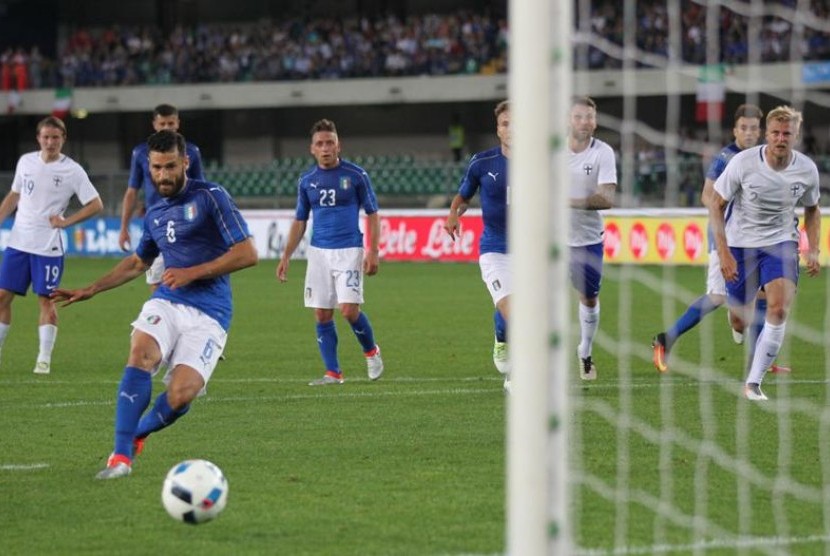 Antonio Candreva mencetak gol ke gawang Finlandia dari titik putih.