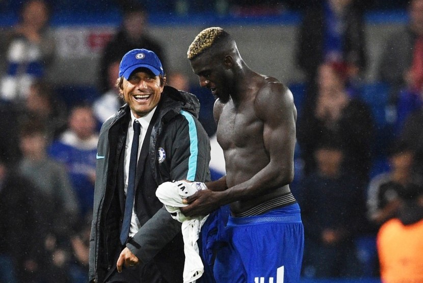 Antonio Conte (kiri) tertawa bersama Tiemoue Bakayoko setelah Chelsea menang besar 6-0 atas Qarabag di Liga Champions.