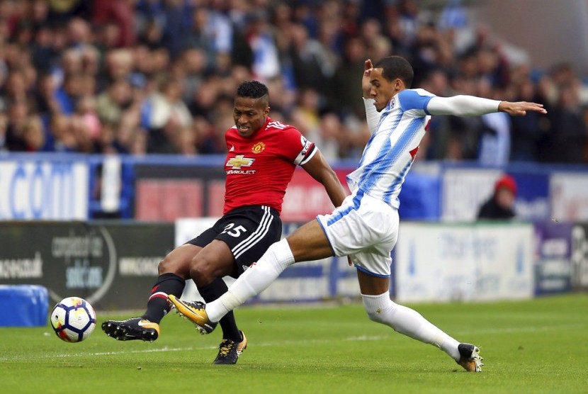 Antonio Valencia (kiri) dibayangi Tom Ince pada pertandingan Manchester United melawan Huddesfield di Stadion John Smith Stadium, Huddersfield, Inggris.