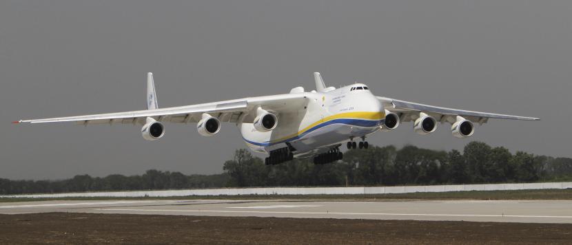Antonov-225 Mriya (Dream) Ukraina, pesawat terberat dan terbesar di dunia, melakukan uji pendaratan di landasan baru di bandara di Donetsk, Ukraina pada 26 Juli 2011.