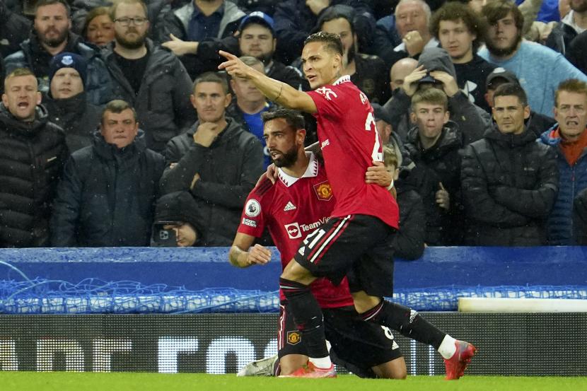 Antony dari Manchester United, kanan, merayakan gol dengan Bruno Fernandes.