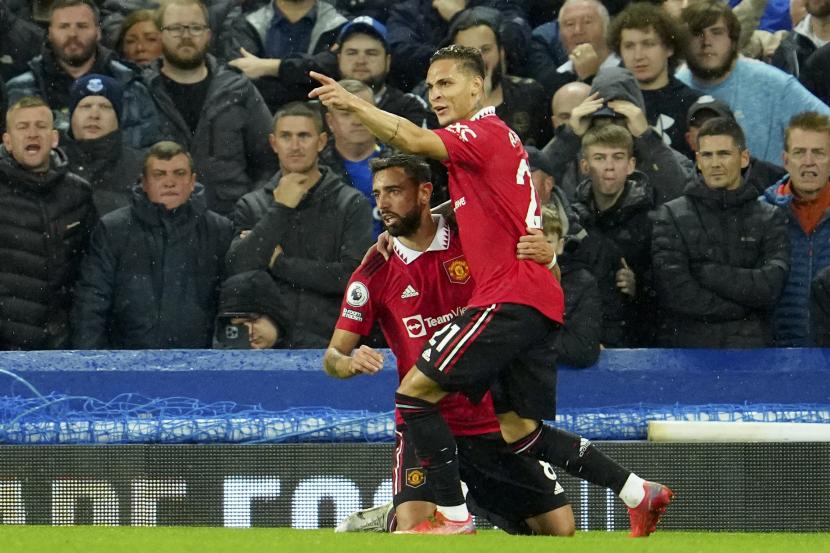 Antony dari Manchester United, kanan, merayakan dengan Bruno Fernandes setelah mencetak gol pertama timnya selama pertandingan sepak bola Liga Premier antara Everton dan Manchester United di Goodison Park, di Liverpool, Inggris, Ahad 9 Oktober 2022.