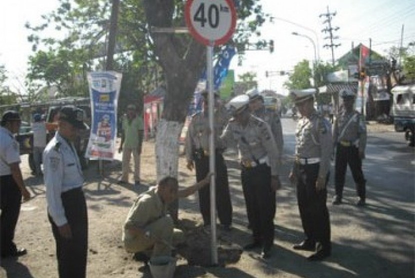 Petugas Dinas Perhubungan (Dishub) dan kepolisian memasang rambu lalu lintas. 