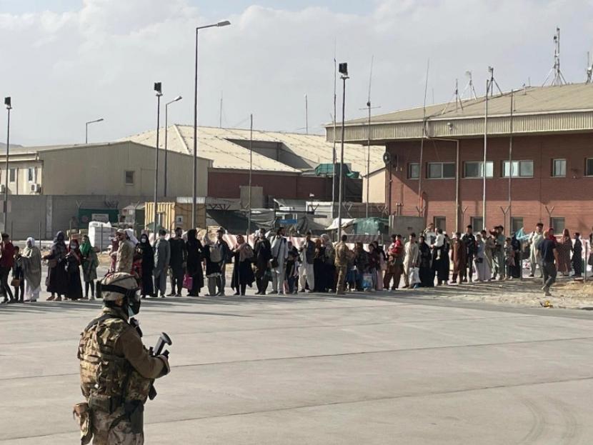 Marinir Amerika Serikat prioritaskan hewan daripada manusia keluar dari Afghanistan. Antre evakuasi di Bandara Kabul.
