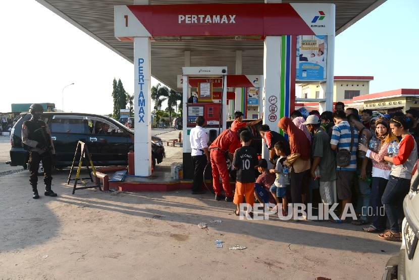 Antre Membeli BBM. Pemudik antre membeli bahan bakar minyak di SPBU, Bangsri, Brebes, Jawa Tengah, Seni (4/7).