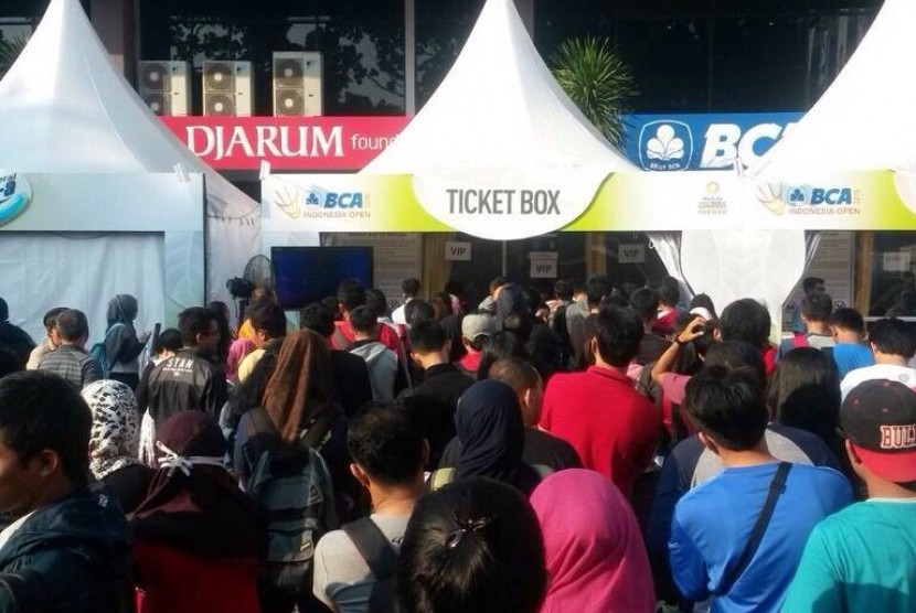 Antre penonton yang mengular dalam membeli tiket turnamen Indonesia Terbuka. (ilustrasi)