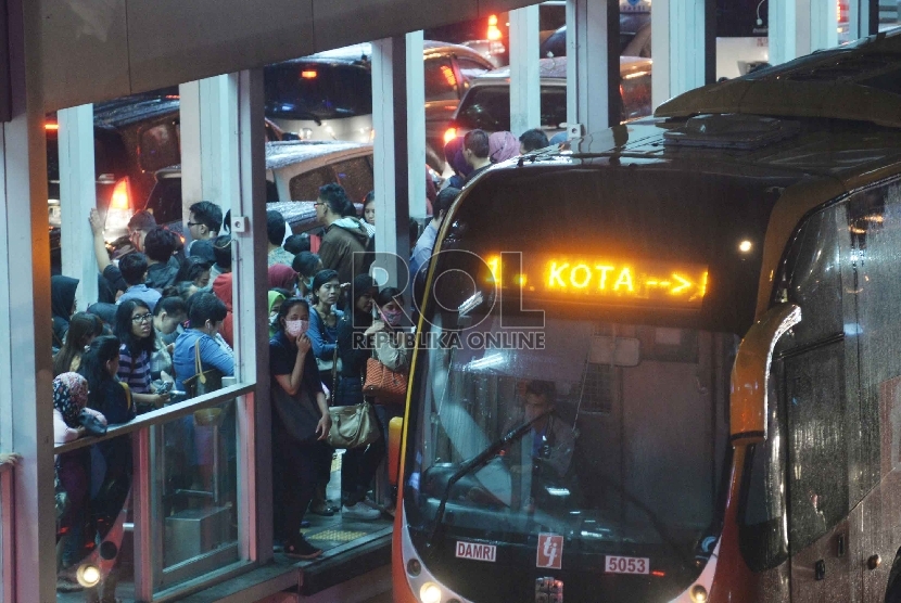 Antrean di halte Bus TransJakarta saat kemacetan panjang terjadi di Jalan MH. Thamrin, Jakarta Pusat, Jumat (13/11).  (Republika/Yasin Habibi)