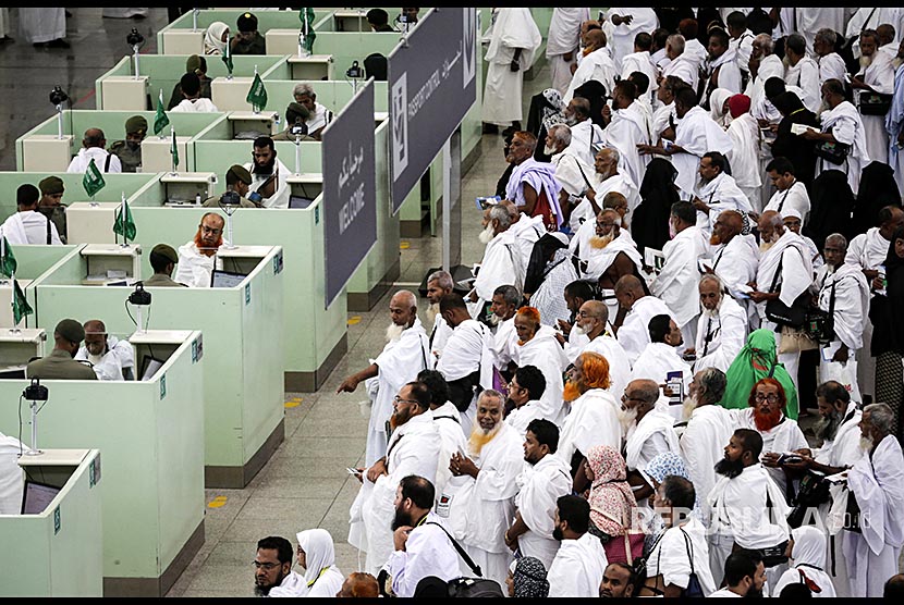 Antrean jamaah haji di loket imigrasi bandara internasional King Abdulaziz Jeddah.