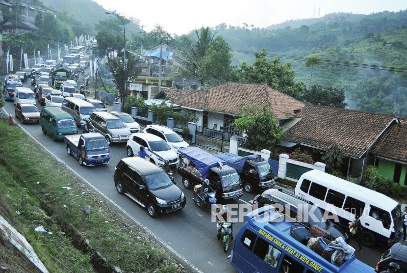 Antrean kendaraan para pemudik di jalur selatan, Jalan Nagreg, Kabupaten Bandung (ilustrasi)