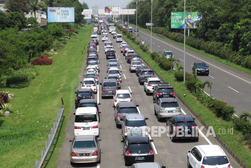 Antrean kendaraan antre keluar Tol Pasteur menuju Kota Bandung dan sekitarnya, Jumat (30/3). Liburan panjang Bandung dan sekitarnya dipastikan padat pengunjung.