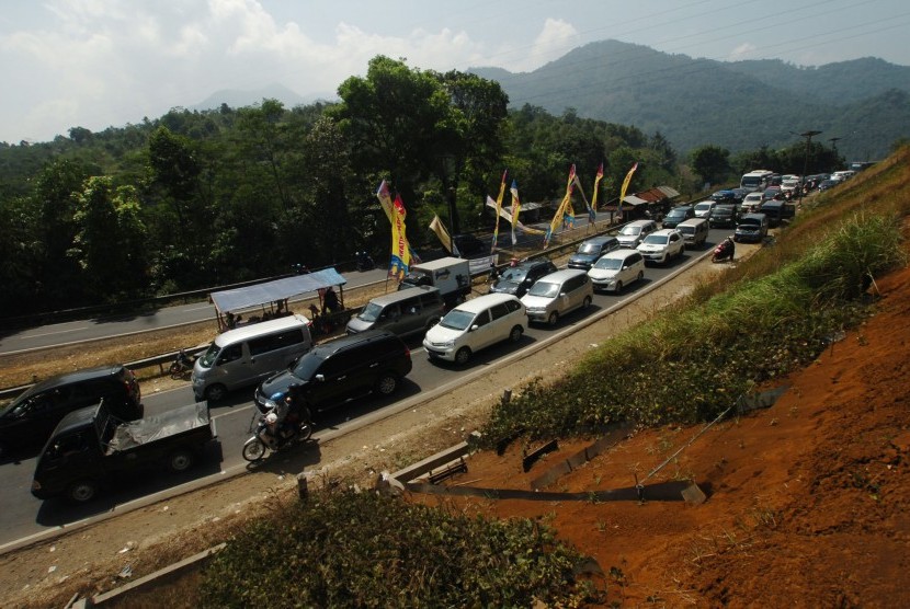  Antrean kendaraan arus balik pemudik memadati ruas Jalur Selatan di Tanjakan Lingkar Gentong, Tasikmalaya, Jawa Barat, Selasa (21/7). 