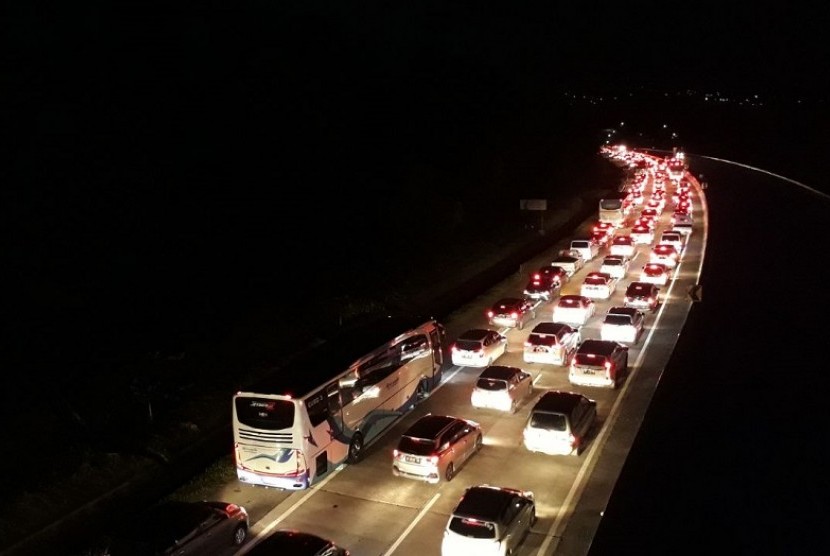 Antrean kendaraan dari gerbang tol Ungaran menuju gerbang tol Banyumanik tampak mengular sepa jang 5 kilometer, Senin (1/1) malam. Malam ini merupakan puncak arus balik libur Nataru di rua tol Semarang-Solo ini.