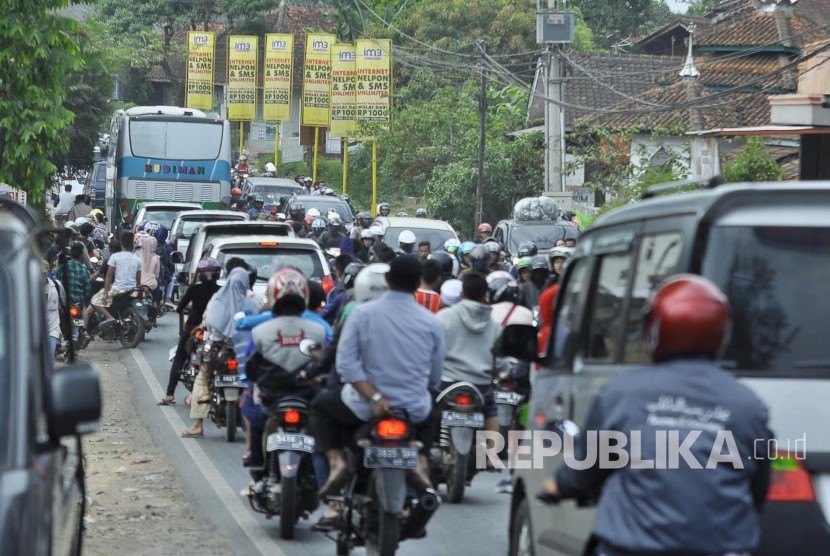 Antrean kendaraan di Jl Raya Limbangan, Kabupaten Garut, Ahad (10/7). Puncak arus balik lebaran di jalur selatan terpantau padat. (Mamu Muhyidin)