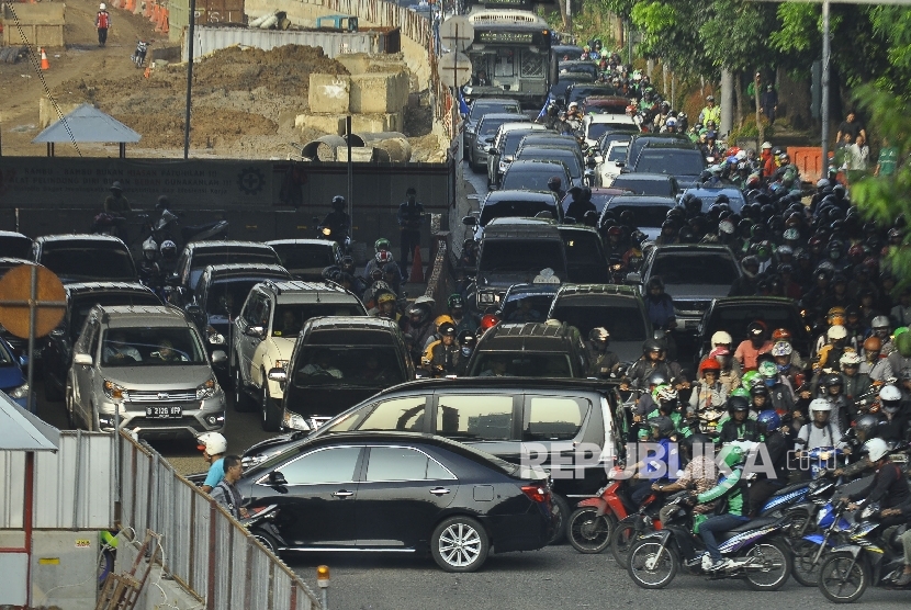 Antrean kendaraan di ruas Jalan Mampang saat rekayasa lalu lintas, Jakarta Selatan, Senin (24/7).