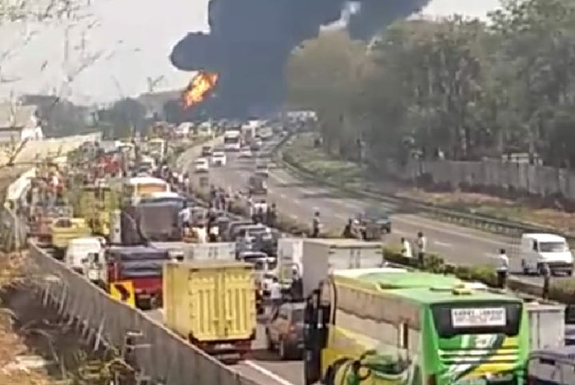 Antrean kendaraan di Tol Purbaleunyi akibat Kebakaran pipa pertamina terjadi di kawasan Melong Mancong, Cimahi Selatan, Kota Cimahi, Selasa (22/10). 