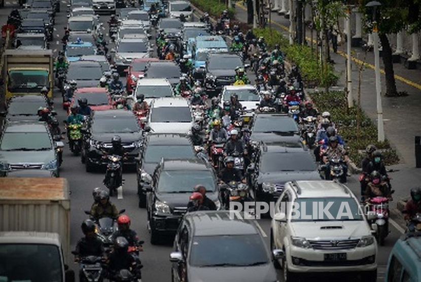 Antrean kendaraan melintas di Jalan Salemba, Jakarta beberapa waktu lalu. Ilustrasi