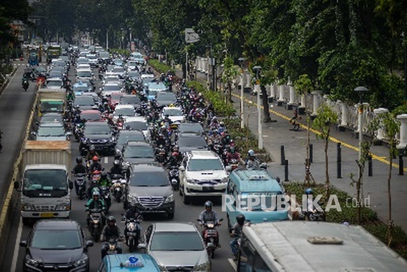 Antrean kendaraan melintas di Jalan Salemba, Jakarta, Senin (16/3). Direktorat Lalu Lintas (Ditlantas) Polda Metro Jaya bersama Pemprov DKI Jakarta telah memutuskan untuk memperpanjang peniadaan sementara kebijakan ganjil-genap di wilayah Jakarta hingga 5 April 2020. 