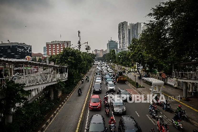 Antrean kendaraan melintas di Jalan Salemba, Jakarta, Senin (16/3). Sistem ganjil-genap mulai hari ini tanggal 16 Maret 2020 ditiadakan sebagai upaya untuk mengurangi risiko penularanan virus corona ( Covid-19) bagi warga yang melakukan aktivitas dengan menggunakan fasilitas transportasi umum yang memiliki potensi penularanan yang cukup tinggi.