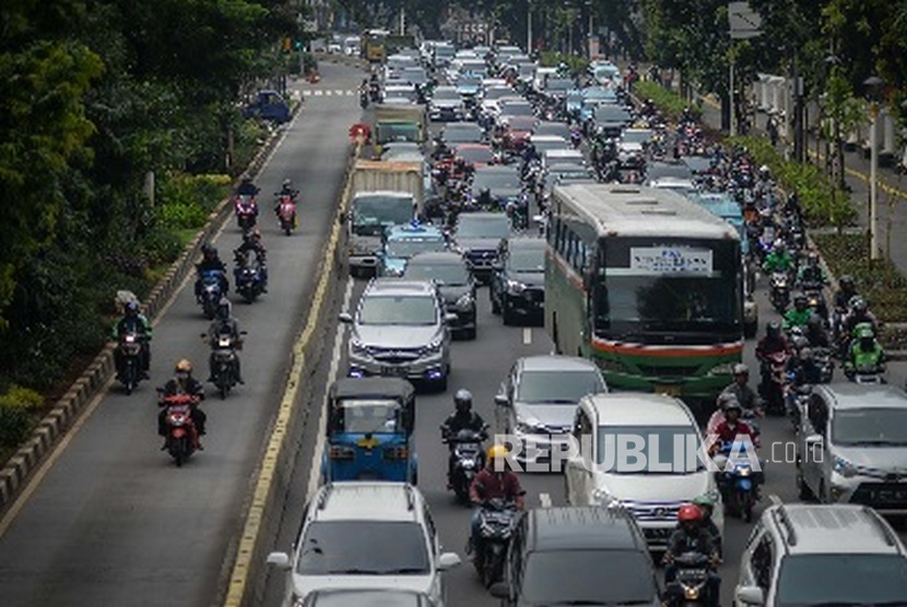 Antrean kendaraan melintas di Jalan Salemba, Jakarta, Senin (16/3). Sistem ganjil-genap mulai hari ini tanggal 16 Maret 2020 hingga 27 Maret 2020 ditiadakan sebagai upaya untuk mengurangi risiko penularanan virus corona ( Covid-19) bagi warga yang melakukan aktivitas dengan menggunakan fasilitas transportasi umum yang memiliki potensi penularanan yang cukup tinggi.