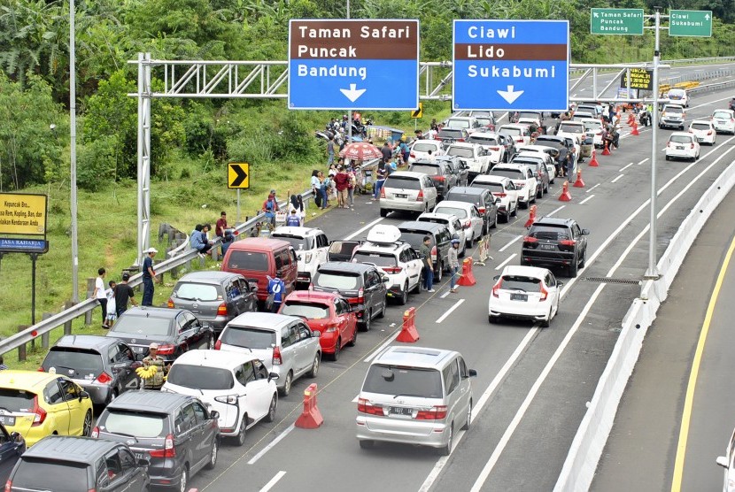Antrean kendaraan memadati pintu keluar gerbang tol Ciawi menuju jalur Puncak, Kabupaten Bogor, Jawa Barat, Selasa (25/12/2018).
