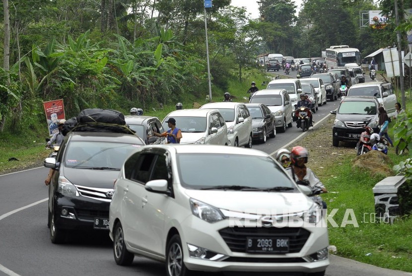 Antrean kendaraan pemudik pada H-2 Lebaran di jalur Selatan Desa Citeuras, Jalan Malangbong, Kabupaten Garut, Jumat (23/6)