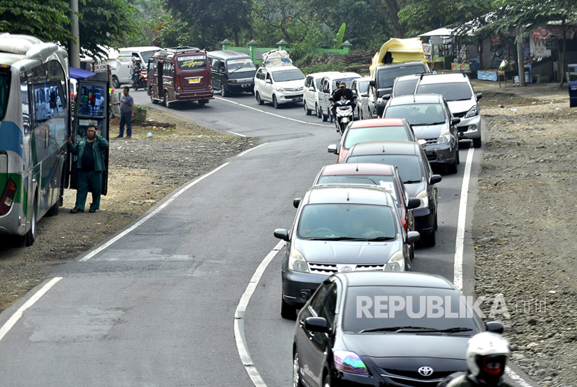 Antrean kendaraan dijalur selatan Desa Citeuras, Kecamatan Malangbong, Kabupaten Garut 