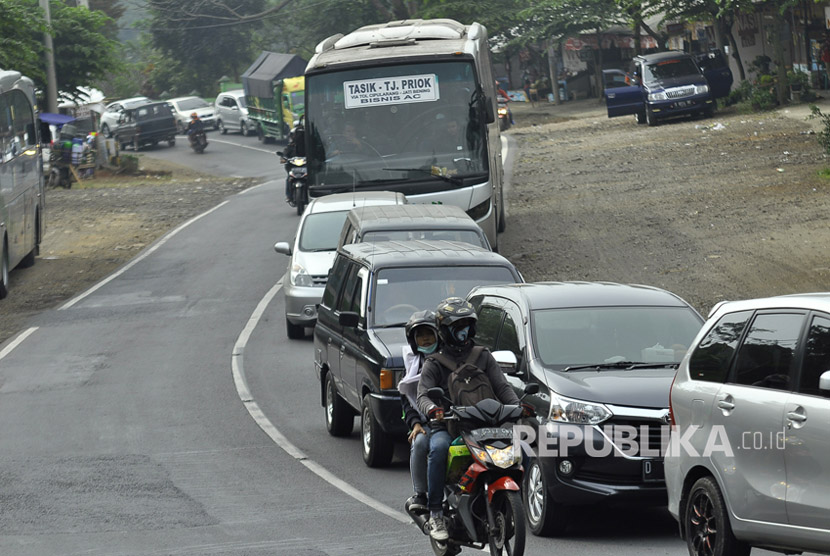 Antrean kendaraan pemudik pada H-3 dijalur selatan Desa Citeuras, Kecamatan Malangbong, Kabupaten Garut, Kamis (22/6).