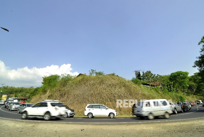  Antrean kendaraan di Jalan Limbangan, Kabupaten Garut. (ilustrasi)