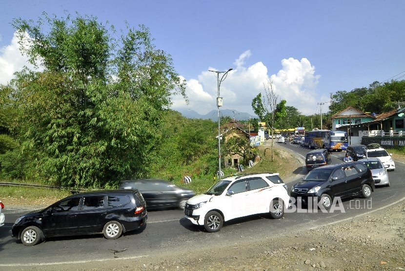 Antrean kendaraan pemudik pada puncak arus balik H+5 Lebaran di Jalan Limbangan, Kabupaten Garut, Jumat (30/6). 