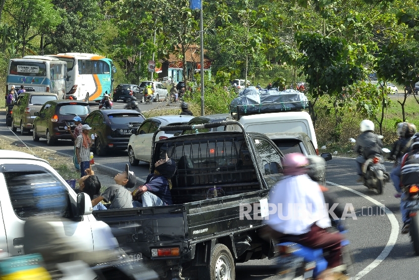 Antrean kendaraan pemudik pada puncak arus balik H+5 Lebaran di Jalan Limbangan, Kabupaten Garut, Jumat (30/6). 