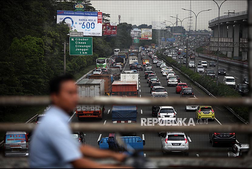 Antrean kendaraan saat melintas di ruas Jalan Tol Jagorawi, Kawasan Cibubur, Jakarta Timur, Rabu (14/3). Kementerian Perhubungan (Kemenhub) berencana untuk memperluas area penerapan aturan ganjil genap di jalan tol. Setelah resmi diberlakukan hari ini di gerbang tol Bekasi Timur dan Bekasi Barat, rencananya aturan tersebut juga akan diterapkan di Bogor, Depok dan Tangerang untuk mengurai kemacetan pada jam sibuk.