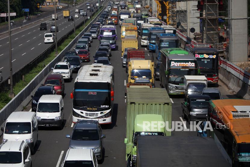 Antrean kendaraan saat melintas di ruas Tol Jakarta Cikampek.
