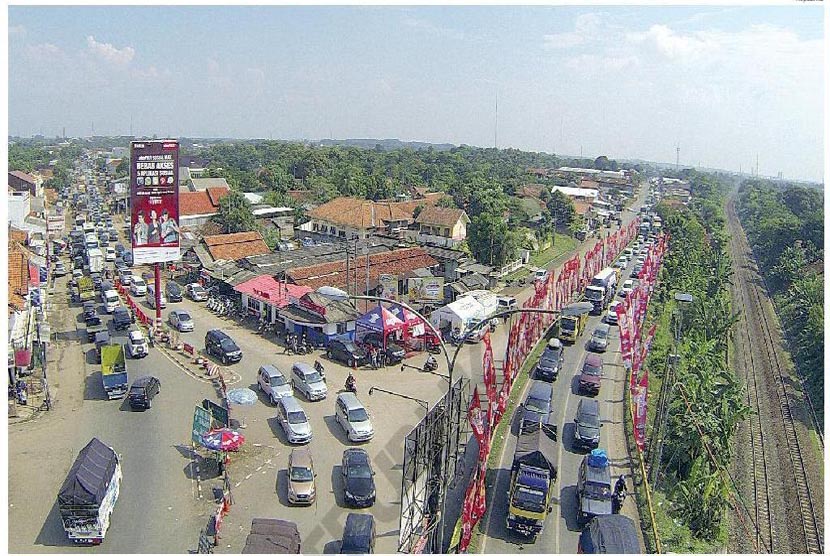 Antrean kendaraan tampak memadat di Simpang Jomin Cikampek, Karawang,Kamis(24/7).