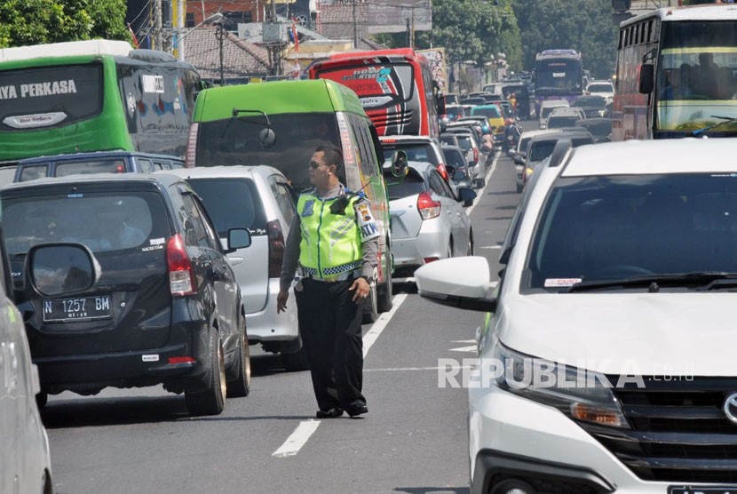 Antrean kendaraan terpantau menjelang simpang Bawen, Kecamatan Bawen, Kabupaten Semarang, Ahad (17/6).