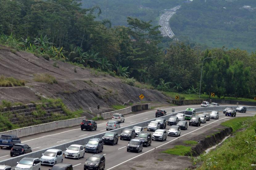 Antrean kendaraan yang akan keluar di Gerbang Tol (GT) Bawen, Kabupaten Semarang. 