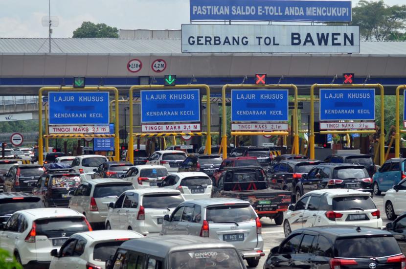 Antrean kendaraan yang akan keluar di Gerbang Tol (GT) Bawen, Kabupaten Semarang pada H+3 Lebaran 1443 Hijriah, Kamis (5/5).
