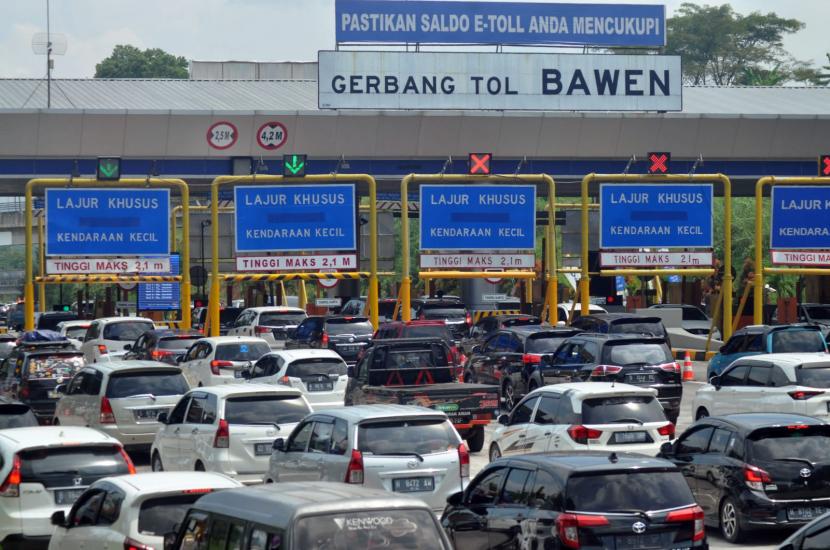 Antrean kendaraan yang akan keluar di Gerbang Tol (GT) Bawen, Kabupaten Semarang pada H+3 Lebaran 1443 Hijriah, Kamis (5/5).