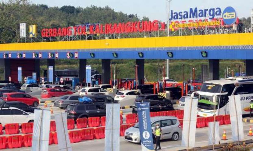 Antrean kendaraan yang akan masuk Kota Semarang terpantau di gerbang Tol (GT) Kalikangkung, Kota Semarang. Ditlantas Polda Jawa Tengah menyampaikan volume lalu lintas dalam tol Semarang- Batang terus meningkat.