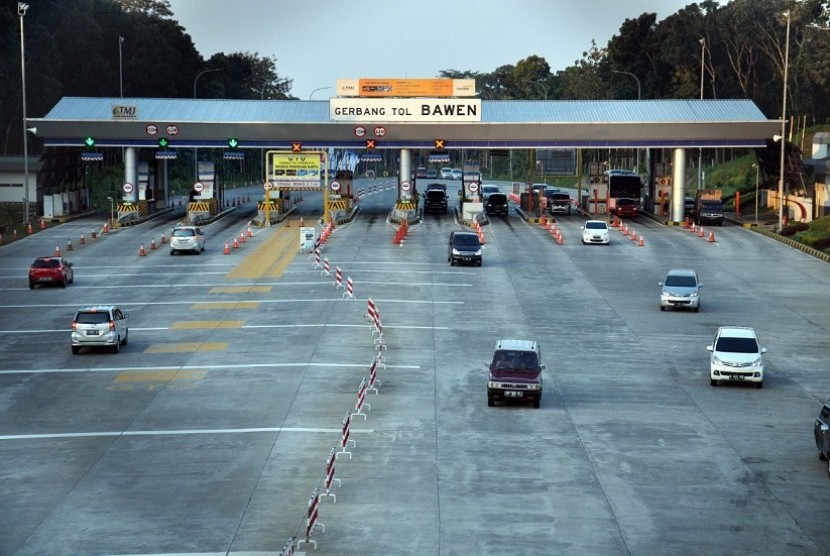 Antrean kendaraan yang tengah bertransaksi di gerbang tol Bawen. PT TMJ selaku operator jalan tol mulai memberlakukan transaksi non tunai penuh di gerbang tol Bawen ini mulai 15 Oktober 2017.