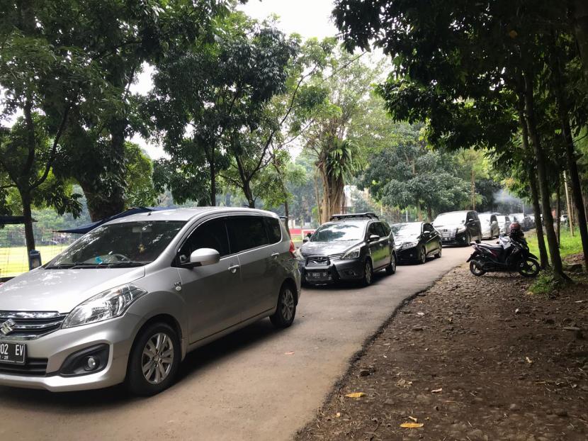 Lansia di Kota Bogor Divaksinasi Secara Drive Thru. Antrean mobil untuk vaksinasi lansia secara drive thru di GOR Pajajaran Kota Bogor, Rabu (17/3).