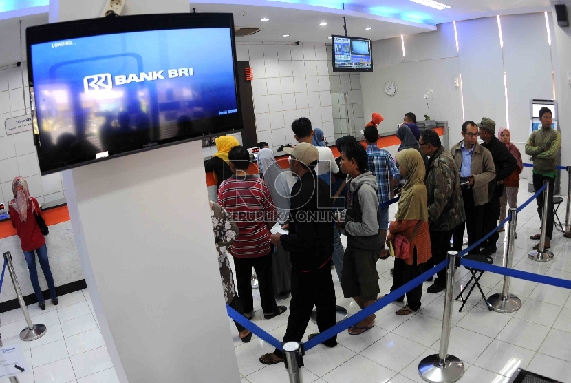 Antrean nasabah di banking hall Bank BRI, Jakarta, Selasa (15/9).