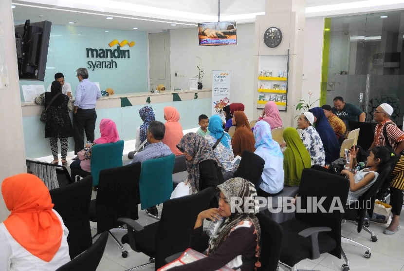 Antrean nasabah untuk melakukan pelunasan Biaya Penyelenggaraan Ibadah Haji (BPIH) di Banking Hall Bank Syariah mandiri (BSM) Cabang Mayestik, Jakarta, Senin (10/4).